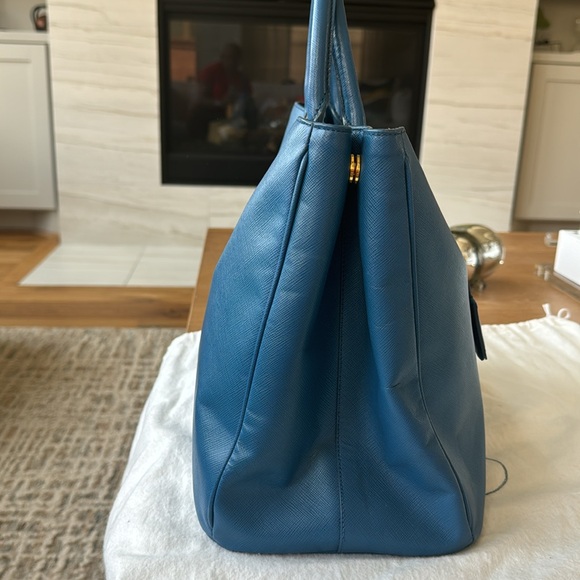 Original Prada habdbag - Picture 2 of 4